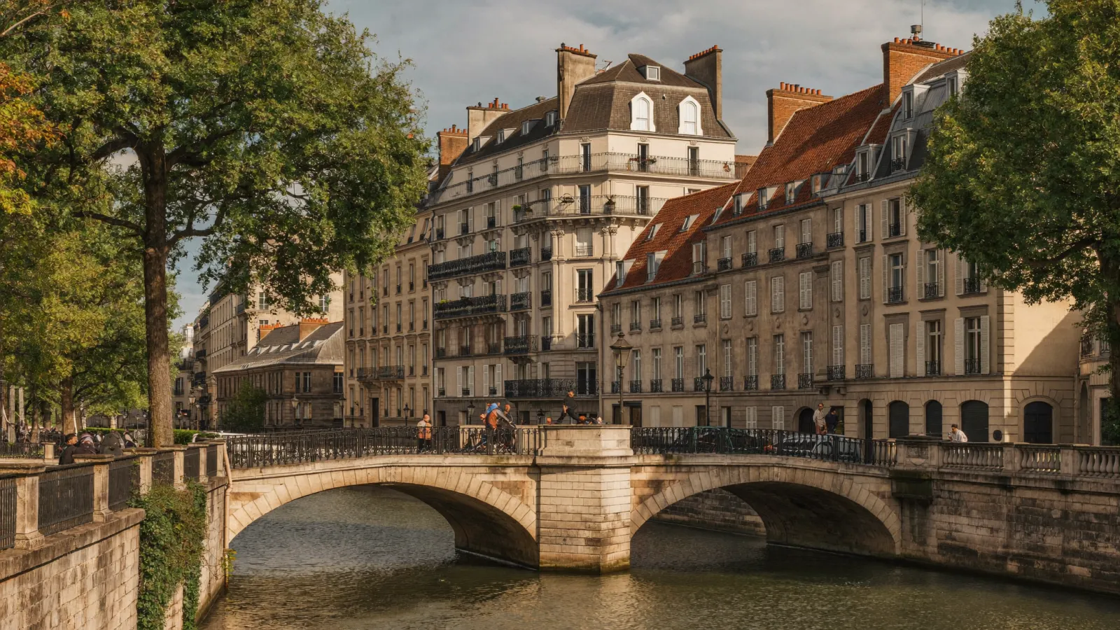 Paris 10e arrondissement (75010) : Canal Saint-Martin – Gares du Nord et de l’Est