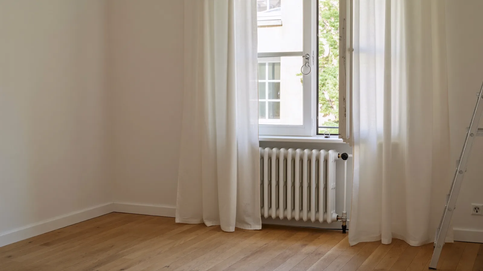Chambre lumineuse fraîchement repeinte prête à la location, clé posée sur le rebord de la fenêtre