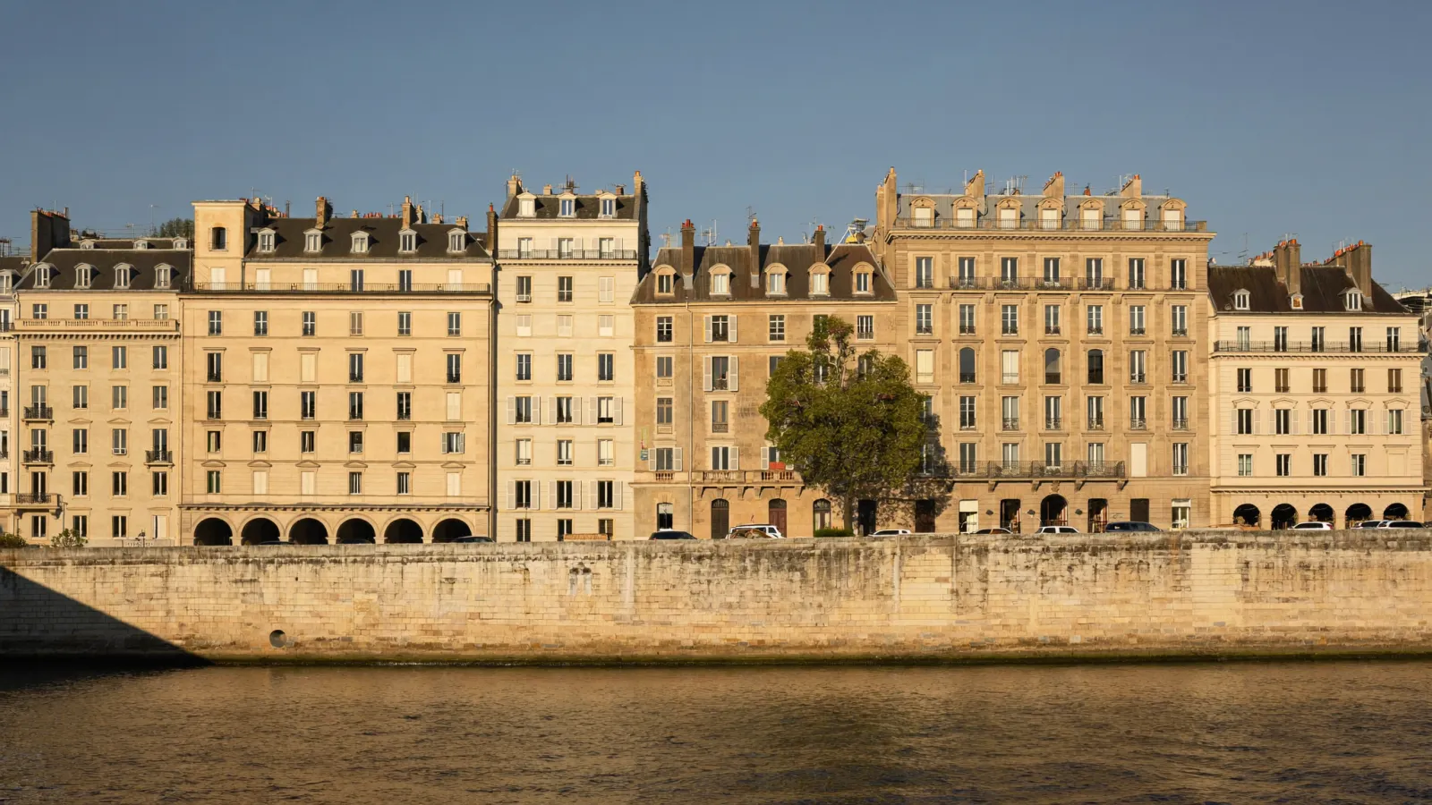 Façades en pierre dorée le long de la Saône à Lyon, dans la lumière de fin d'après-midi